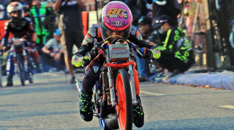 Kontestan Motor Drag Ajang Balap Akselerasi Singkat