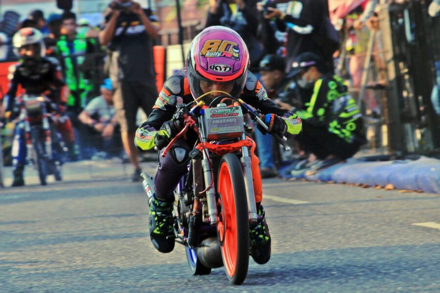 Kontestan Motor Drag Ajang Balap Akselerasi Singkat