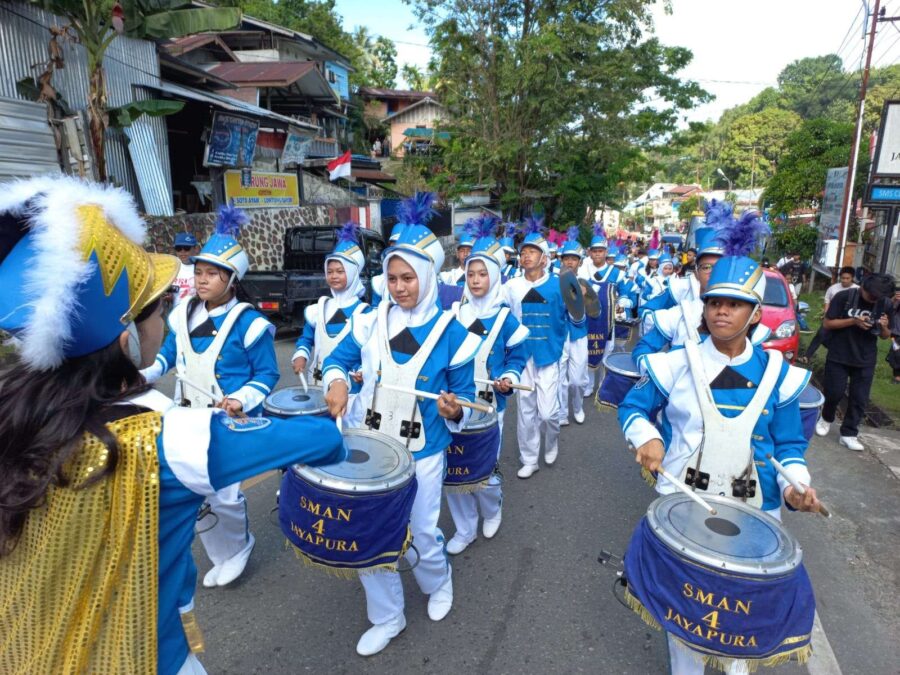 Sebuah Kelompok Musik Yang Memiliki Berbagai Instrument