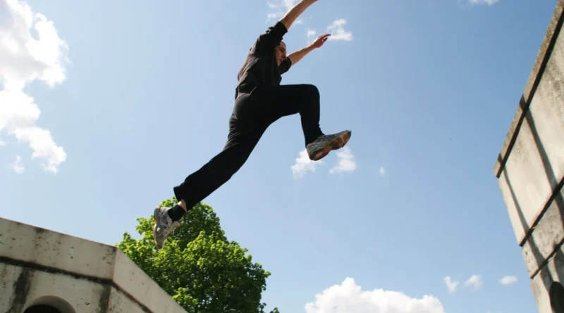 Seni Gerak Parkour Dalam Melewati Berbagai Rintangan