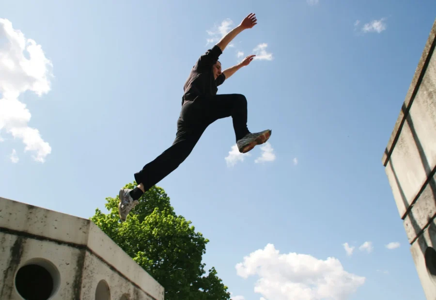 Seni Gerak Parkour Dalam Melewati Berbagai Rintangan