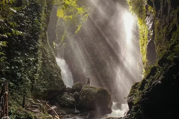 Keindahan Curug Walet, Air Terjun Tersembunyi Di Bogor