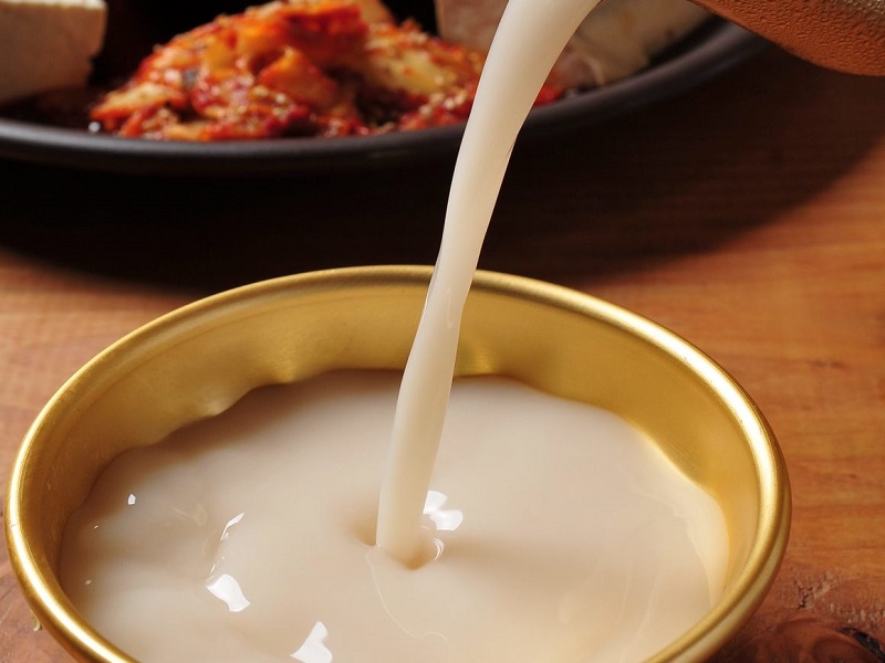 Minuman Makgeolli Fermentasi Beras Korea Yang Menyegarkan