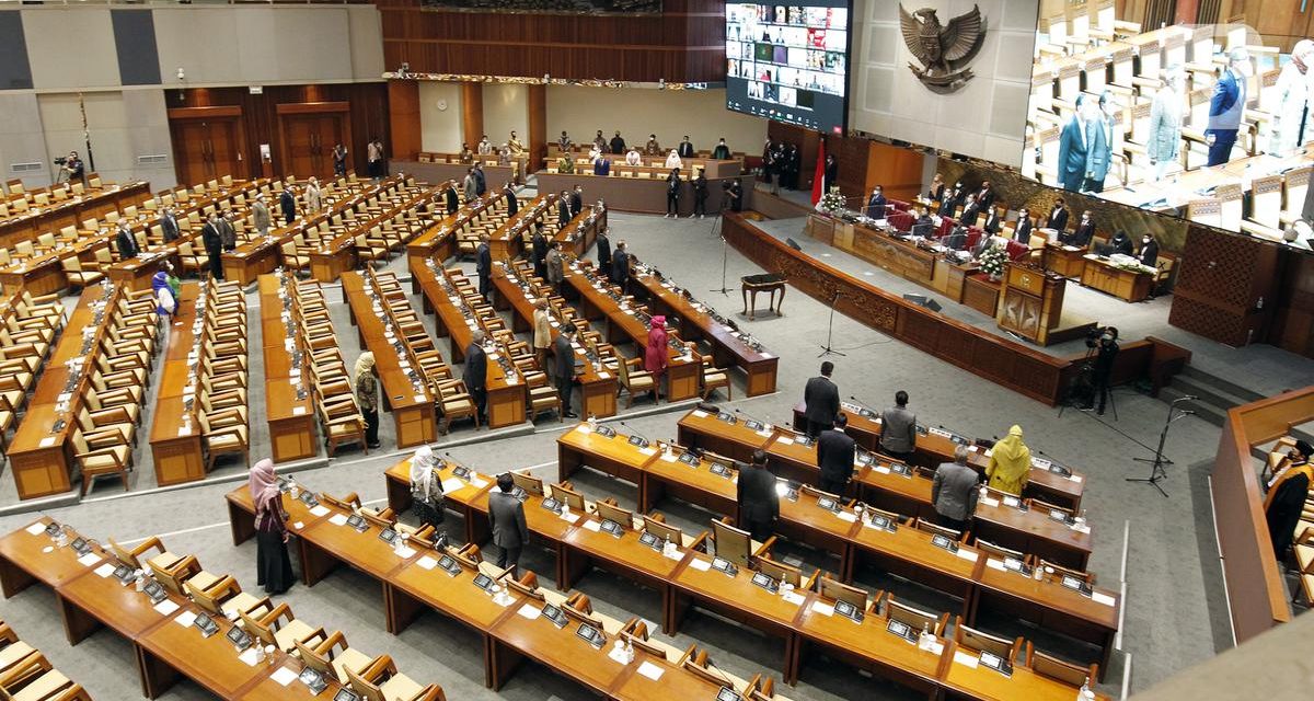 Dialektika Pemikiran Kontestasi Politik Dan Struktur Sosial