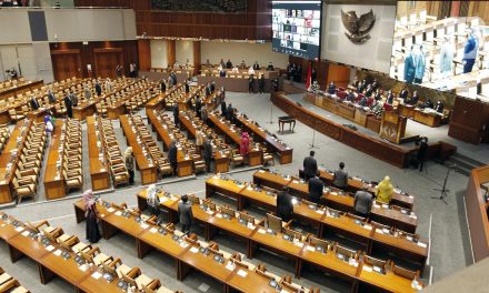 Dialektika Pemikiran Kontestasi Politik Dan Struktur Sosial