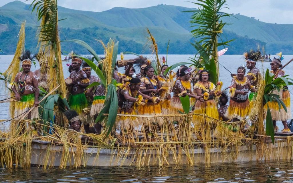 Melihat Kemeriahan Festival Adat Papua Di Tepian Danau Sentani