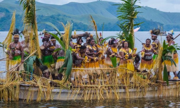 Melihat Kemeriahan Festival Adat Papua Di Tepian Danau Sentani