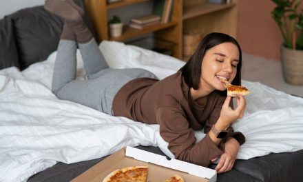 Bahaya Kebiasaan Sepele Setelah Makan Kini Tengkurap