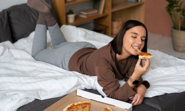 Bahaya Kebiasaan Sepele Setelah Makan Kini Tengkurap