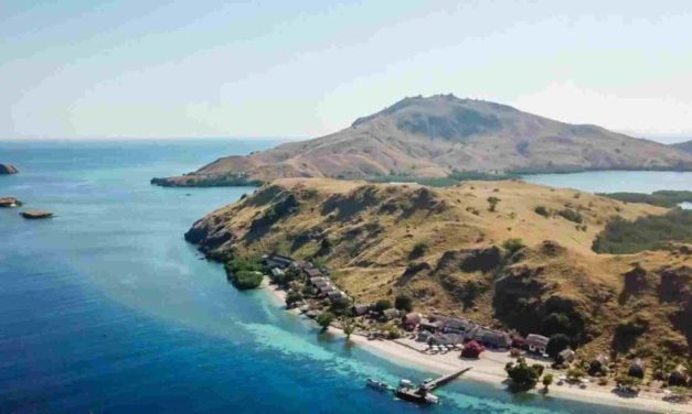 Pesona Pulau Sebayur, Permadani Biru Di Labuan Bajo