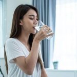 Sederet Khasiat Minum Air Putih Jelang Istirahat Malam