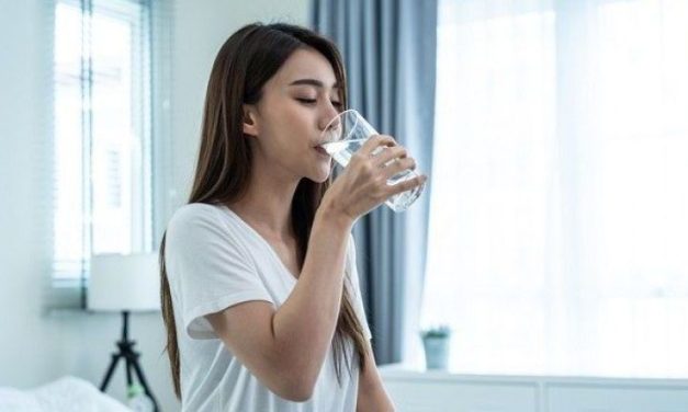 Sederet Khasiat Minum Air Putih Jelang Istirahat Malam